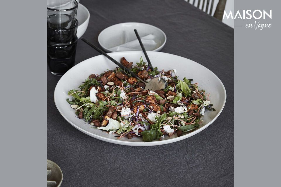 Elegance and freshness for your dinners, with our stoneware dish.