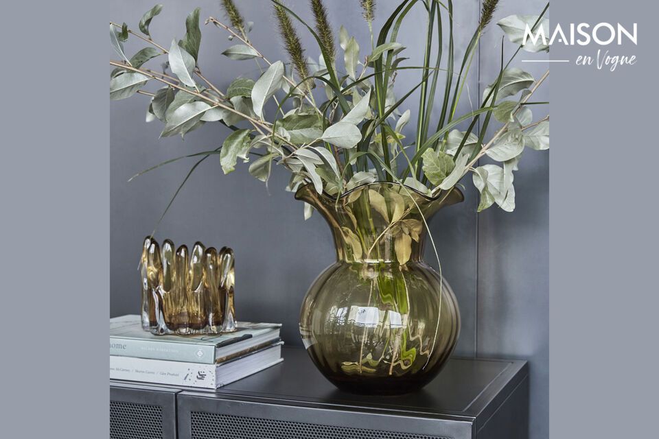 Elegance and style for your amber floral arrangements.