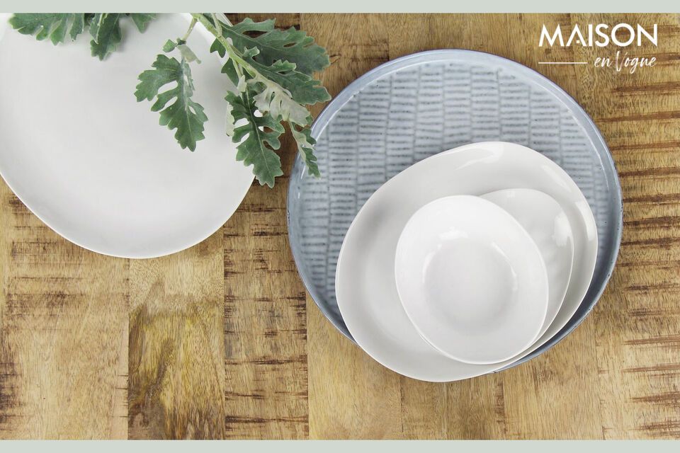 Discover the simple elegance of the Porcelino White bread plate