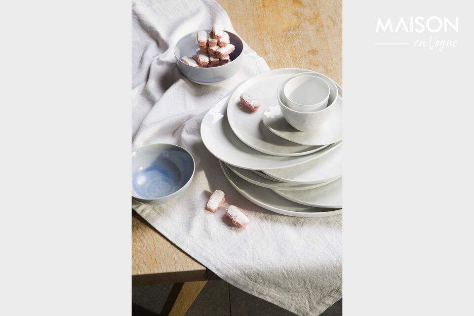 Discover the elegance of white porcelain with the Porcelino White oval dessert plate