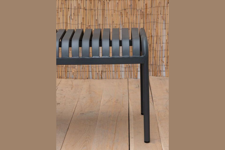 Made from iron, this bench ensures great stability and remarkable resistance to daily wear and tear