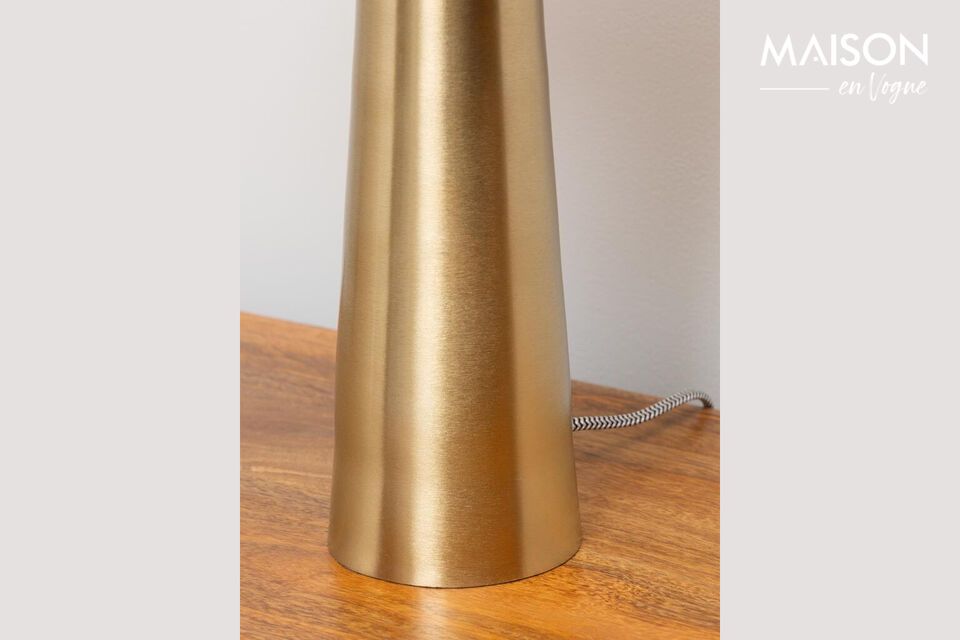 Both sturdy and refined, this lamp is designed to bring a touch of effortless luxury to any space