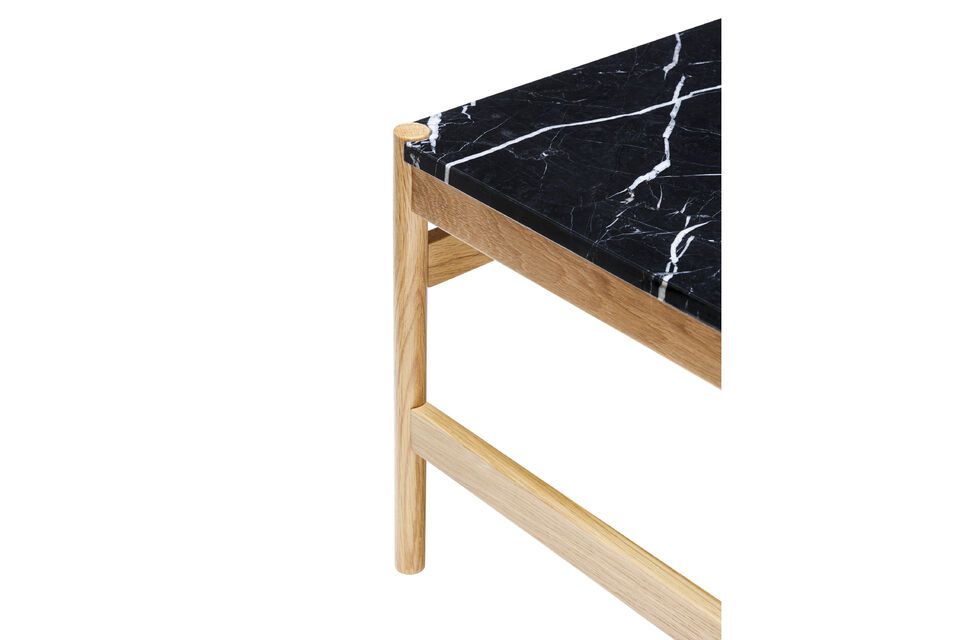 The combination of the deep black of the marble and the natural tones of the wood provides a