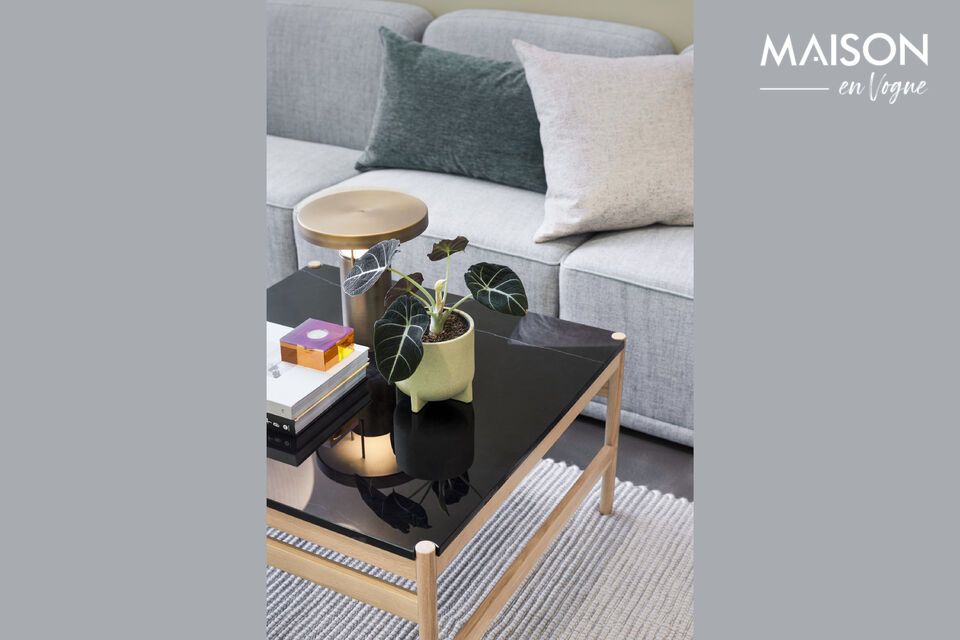 The Raw coffee table combines the warmth of oak wood with the elegance of black marble in a