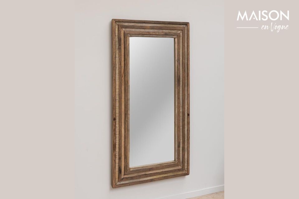 Eco-responsible mirror in recycled wood for an elegant interior.