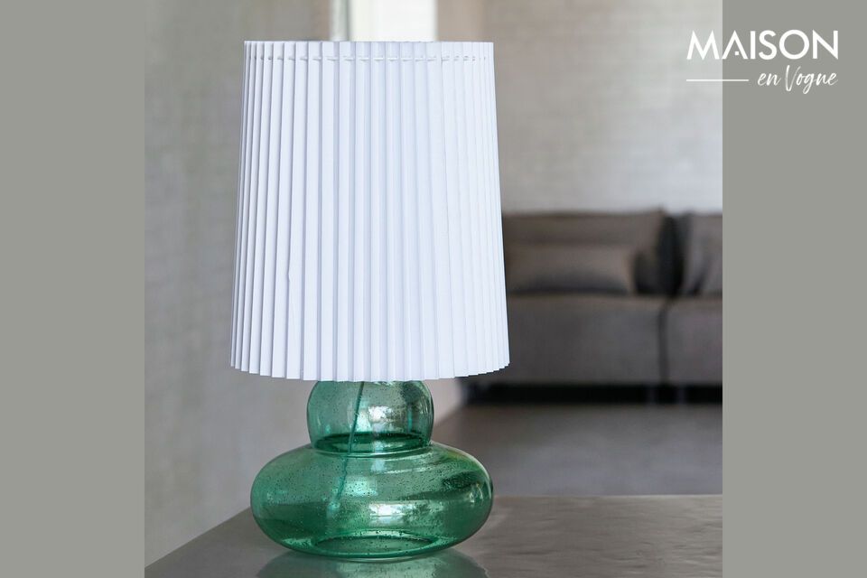 Illuminate with elegance thanks to this green glass lamp.