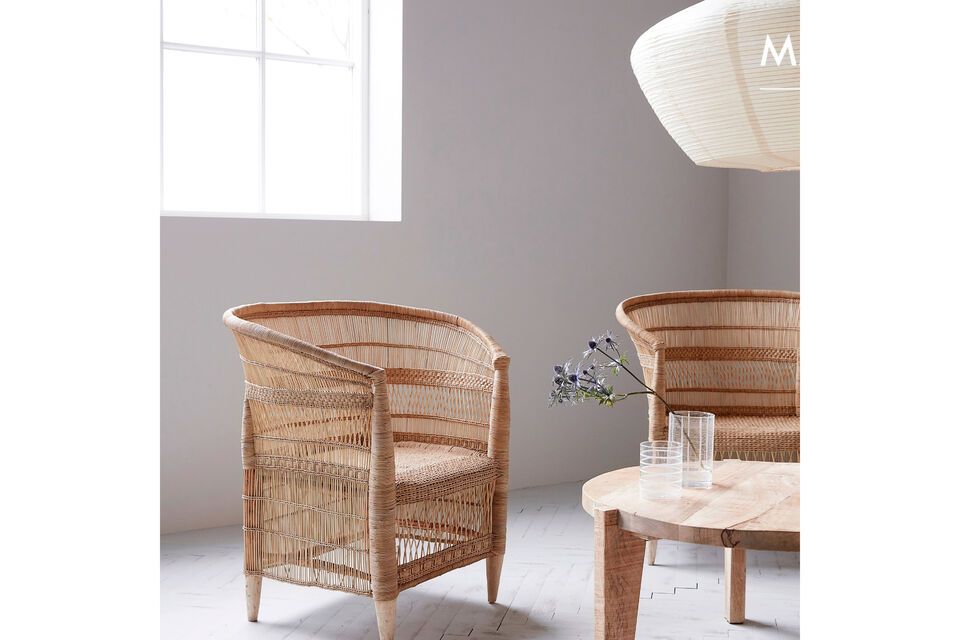 Natural comfort in eucalyptus wood and rattan.