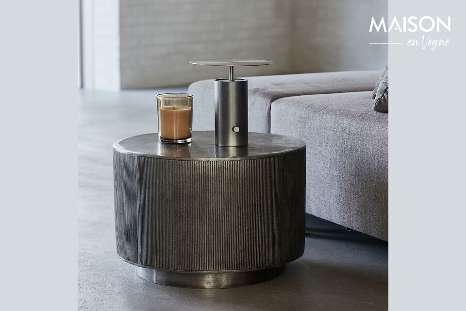 Discover the sophistication of the Rota coffee table, carefully crafted in brushed silver aluminum