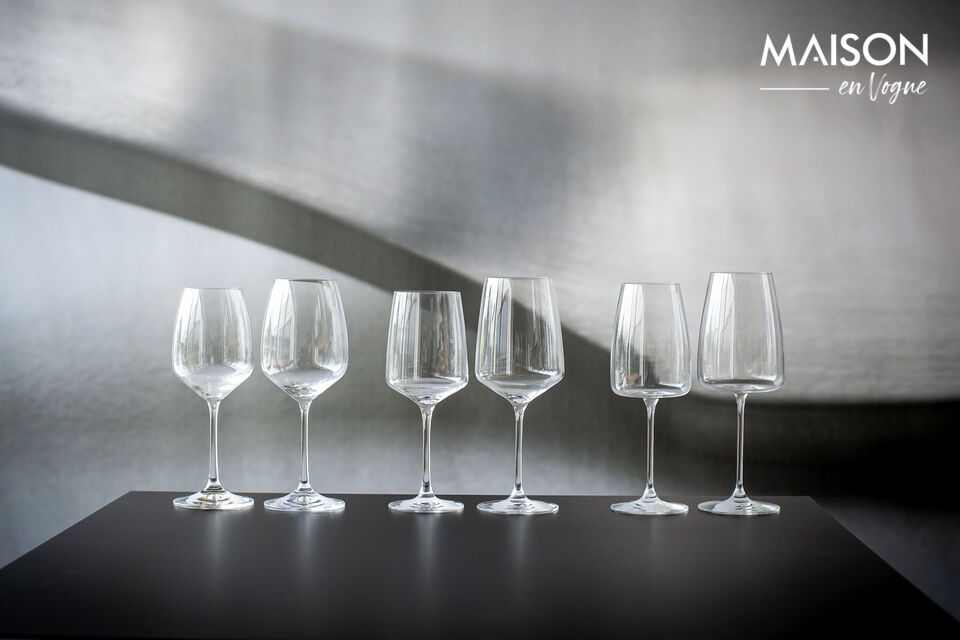 Discover the elegance and strength of the Sauvignon clear crystal white wine glass