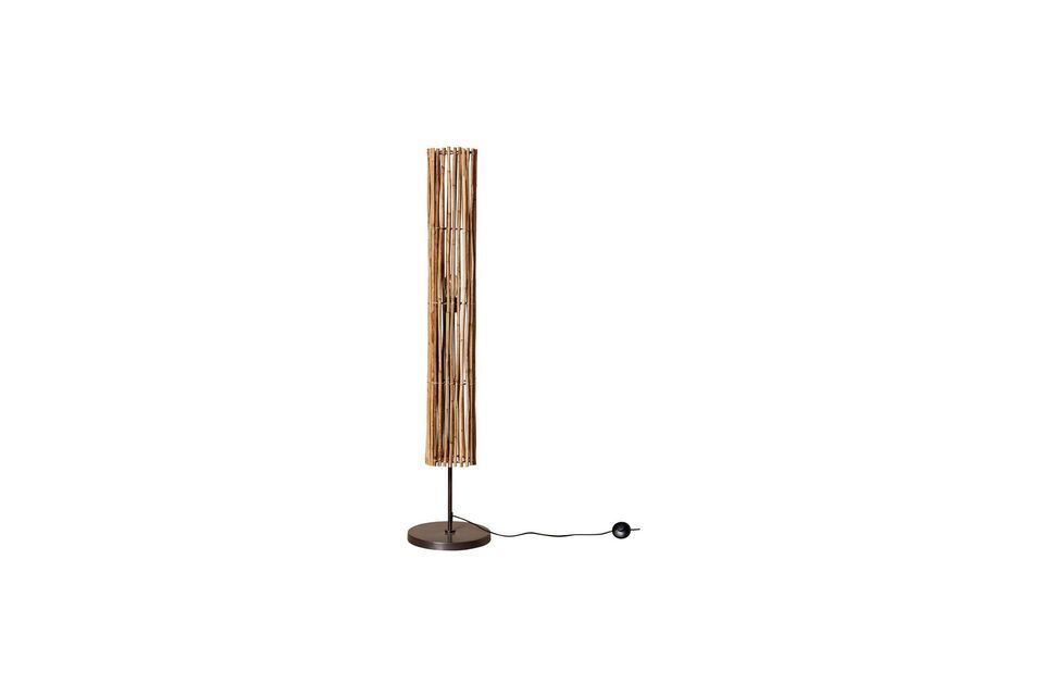 Designed in beige rattan, this luminaire brings a touch of lightness and warmth to any living space