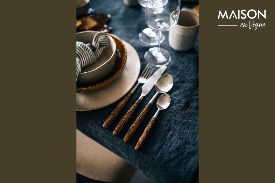 The brown tones of the handle bring a touch of authenticity to your table, ideal for any occasion