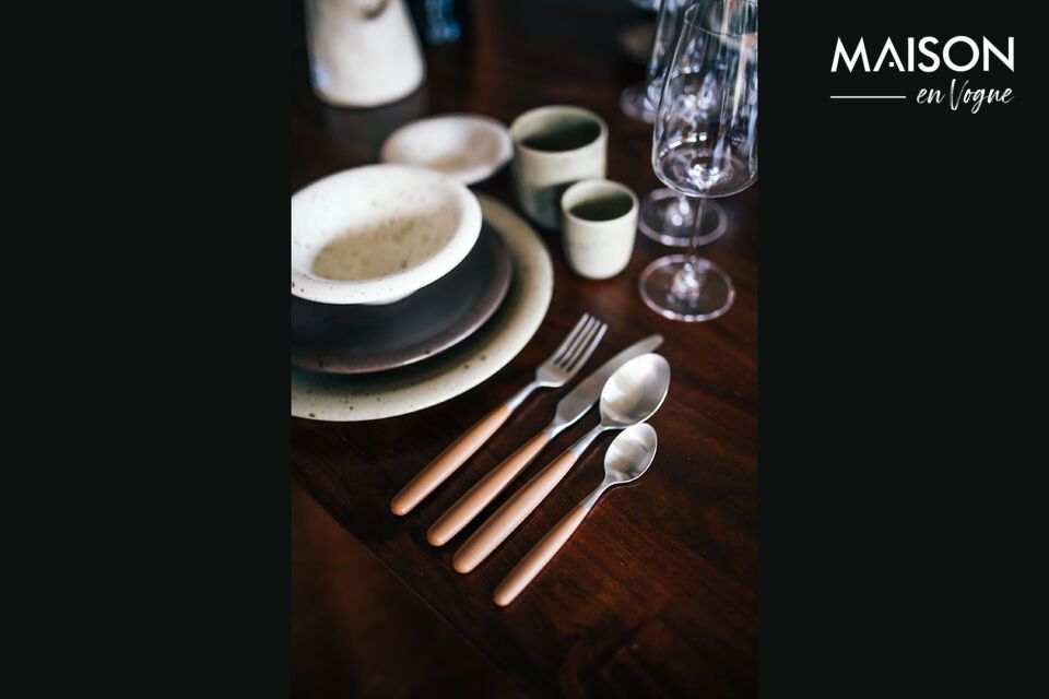 The deep brown color of the handles adds a touch of sophistication to your table