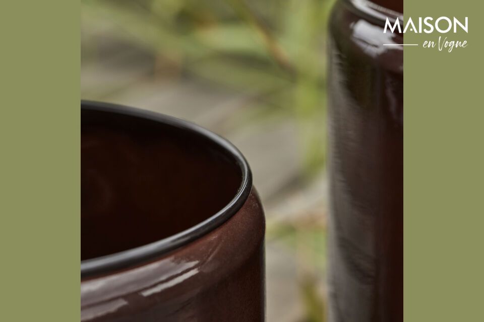 Discover our brown iron planter, a distinctively styled element to enrich your outdoor space