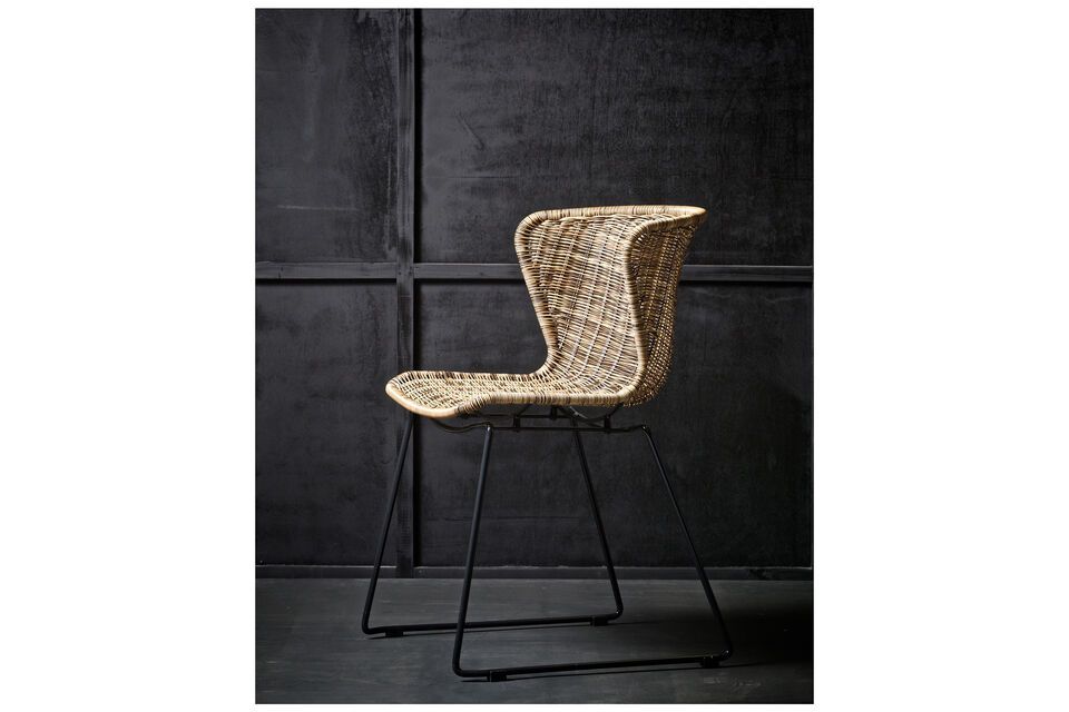 Pretty trendy chairs in rattan and black steel.