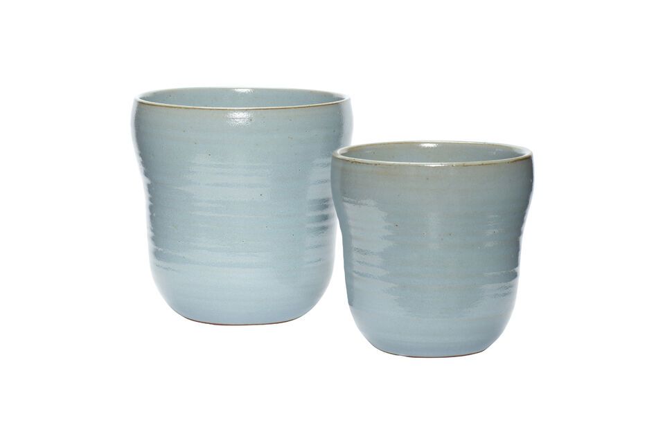 This set of 2 ceramic pots is ideal for outdoor use, offering durability and weather resistance