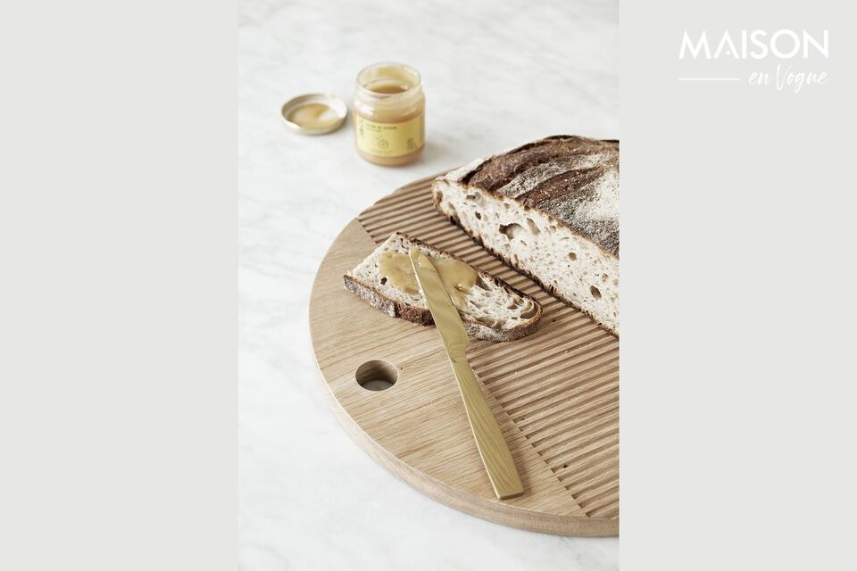 Monarch round cutting boards in light oak wood are indispensable tools for your kitchen