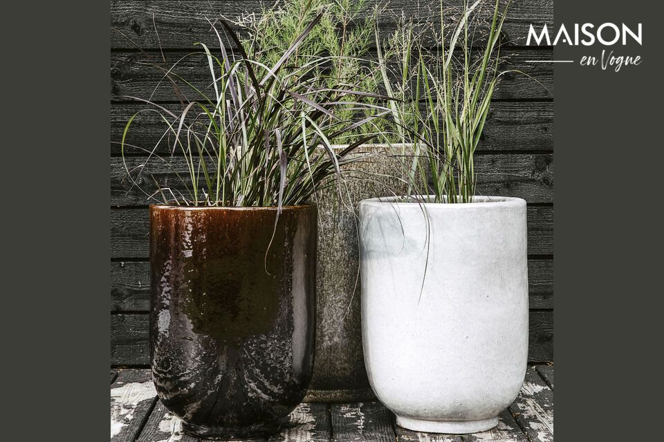 Discover the rustic charm and sturdiness of the Pho planter, made from top-quality pottery