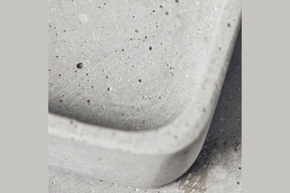 Rediscover the elegance of minimalism with our Retra polystone trays