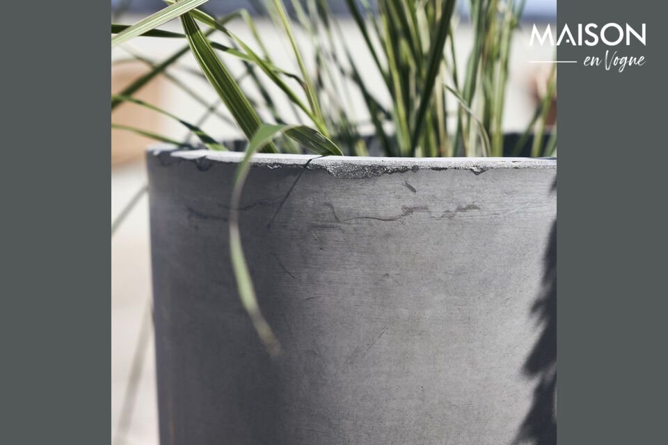 Introduce a touch of modernity to your outdoor space with the Gard planter in grey fibrocement