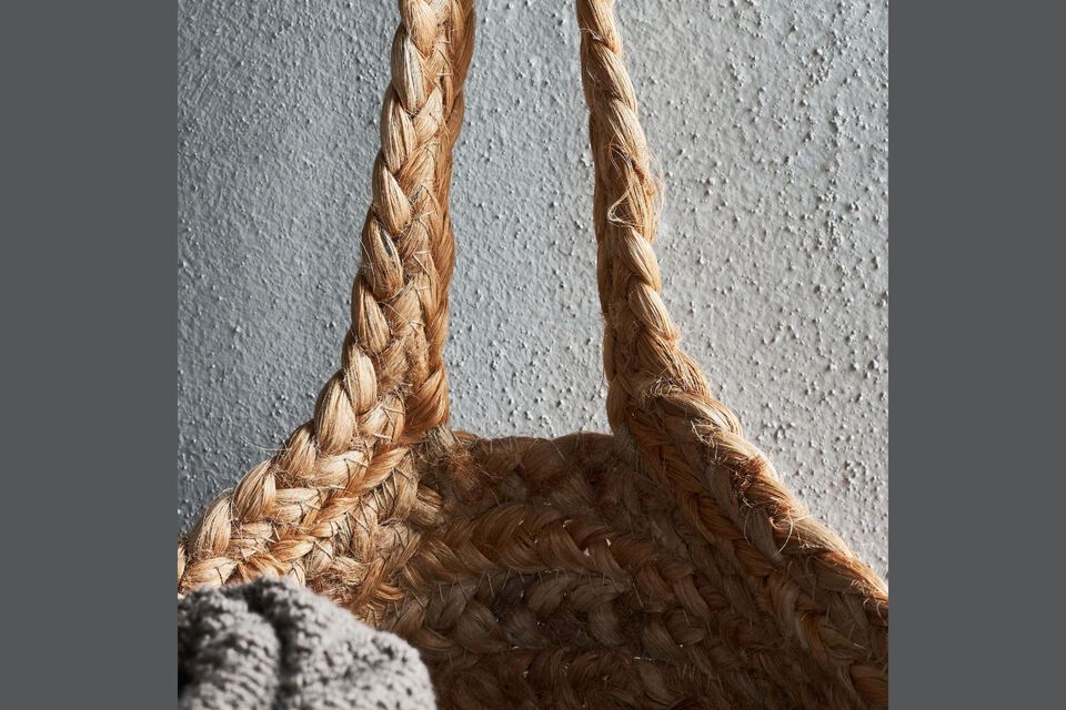 Made from sturdy jute fiber