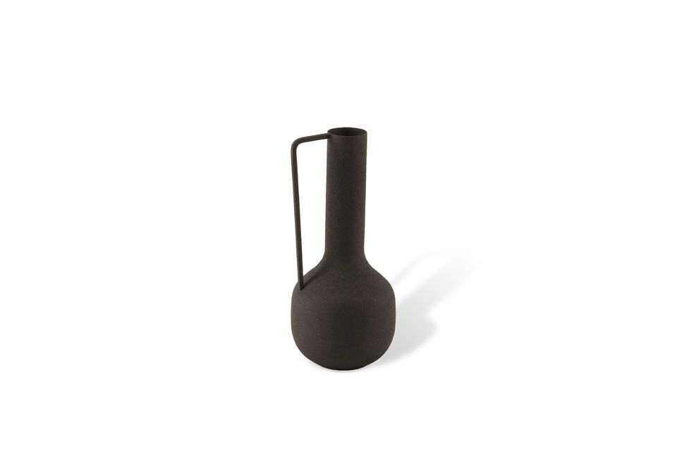 The sleek design of Roman vases allows them to blend harmoniously into a variety of interior styles