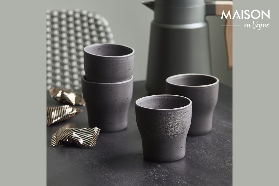 Keep the heat elegantly in your everyday stoneware.