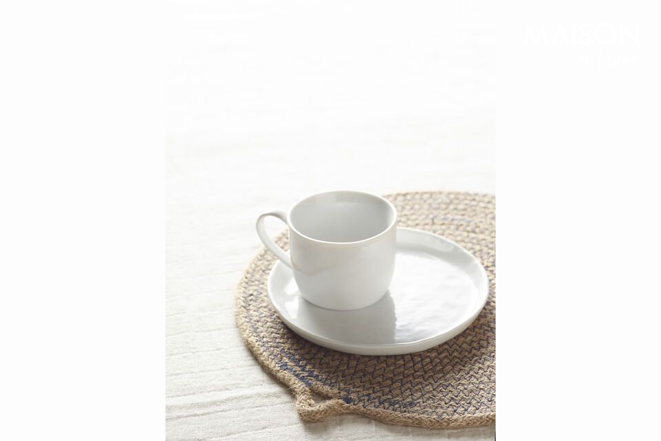 Delicacy and purity in our porcelain mug.