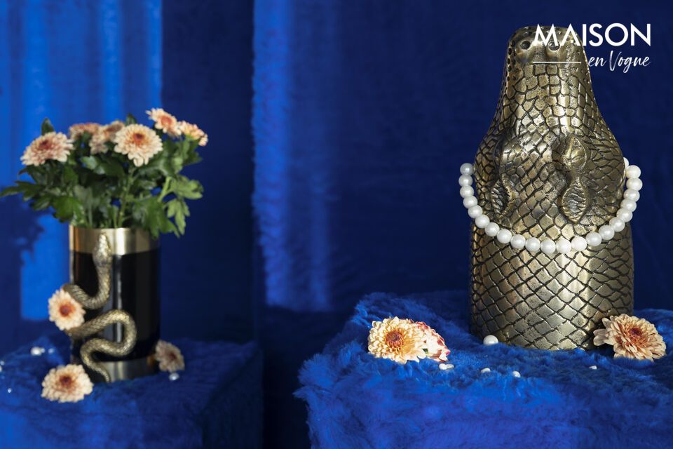 Discover the Snakes planter in golden recycled aluminum, where design meets the mystery of nature