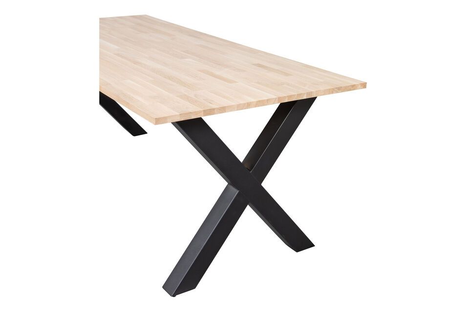 This dining table in solid untreated oak combines sturdiness and modernity with its Alkmaar metal