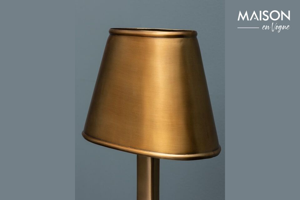 Discover elegance and modernity with our Sorgue table lamp, designed in gold-colored iron