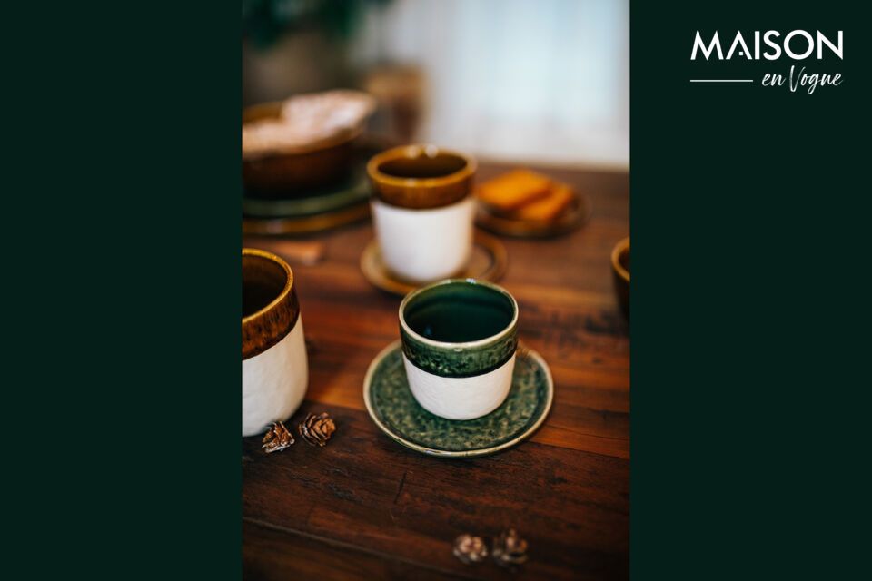 The elegance and simplicity of dark green in your tableware.