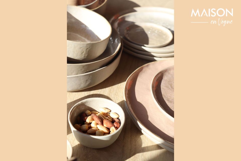 Discover the elegance and simplicity of the Spiro white stoneware dinner plate