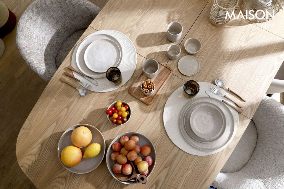 Discover the simple elegance of the Spiro white stoneware plate