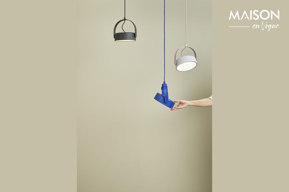 The Stage blue metal pendant brings a touch of sophistication to your décor