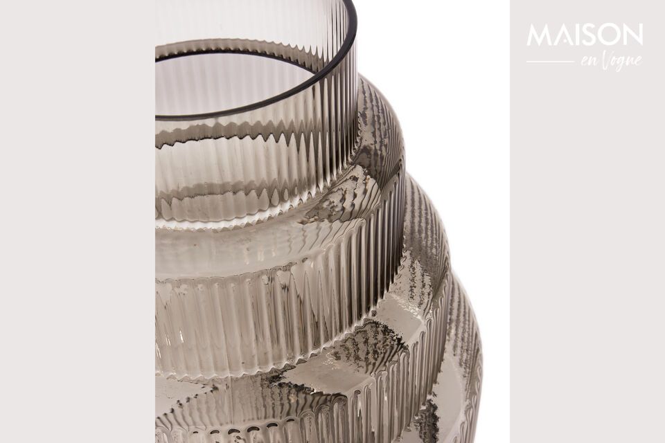 The design of this Steps Vase is intended not only to embellish dining or coffee tables