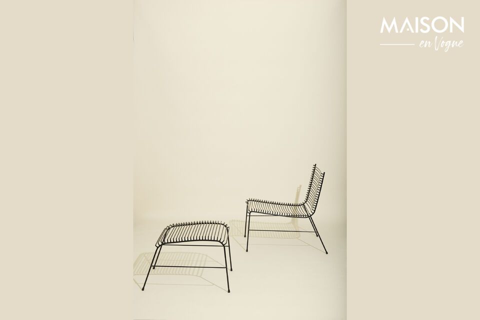 The String lounge chair in black metal combines robustness and modern design to enhance your