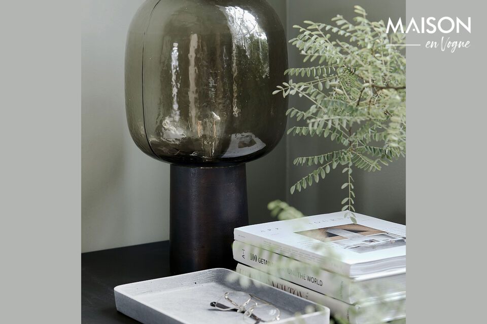 Illuminate with elegance thanks to this burnished brass lamp.