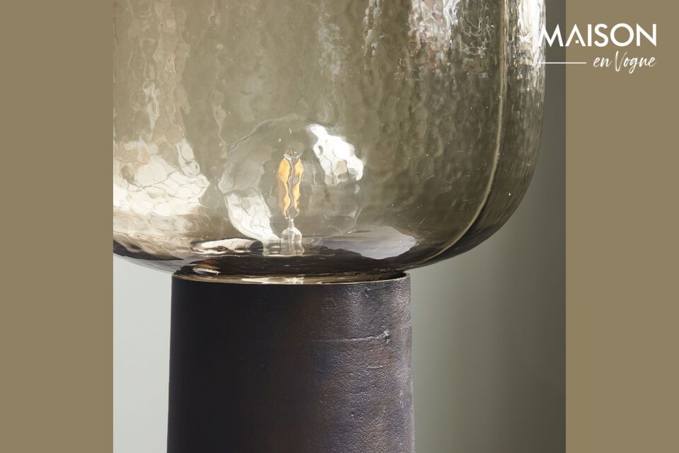 The Note table lamp combines elegance and functionality in a contemporary design