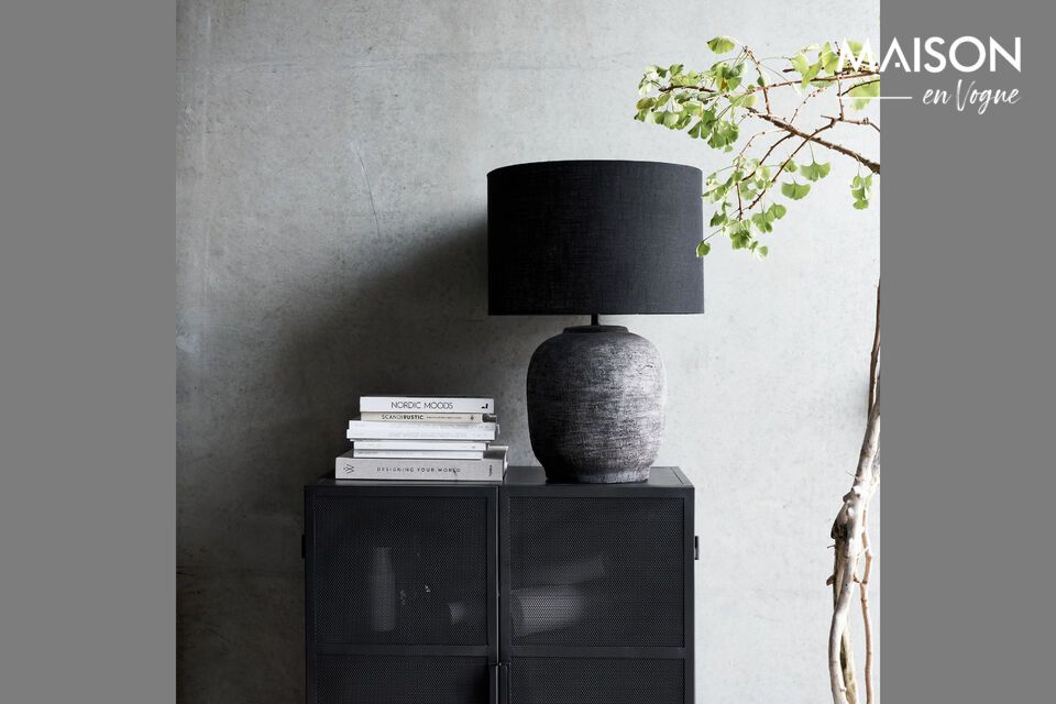 Clay and black iron merge for a sumptuous, luminous ambience.