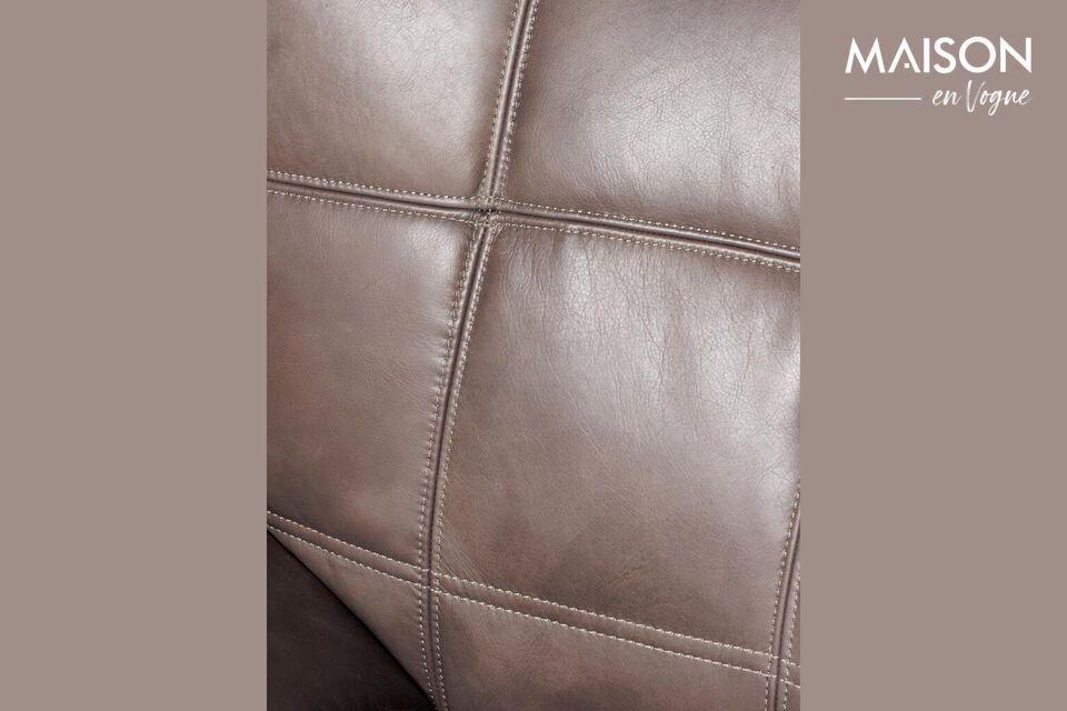 Discover the lasting elegance of our leather armchair.