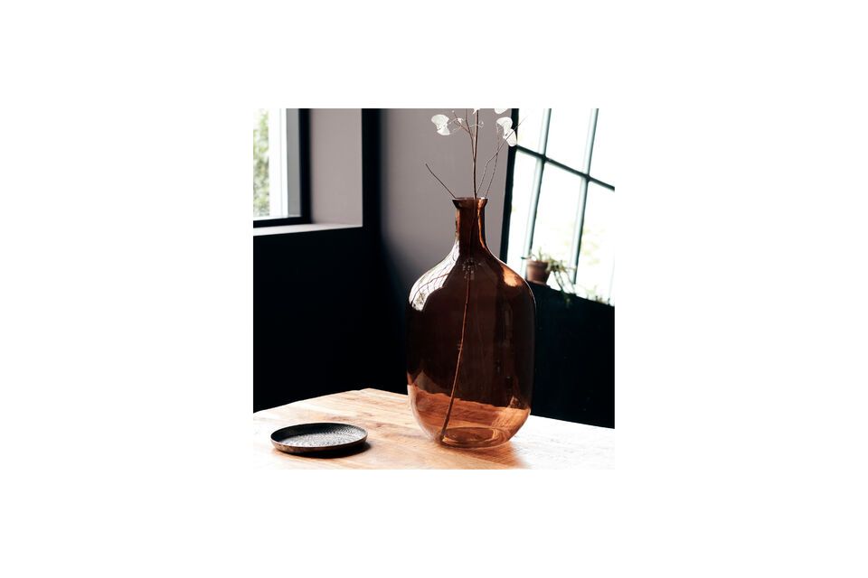 Enhance your interior with this elegant, sculptural brown vase.