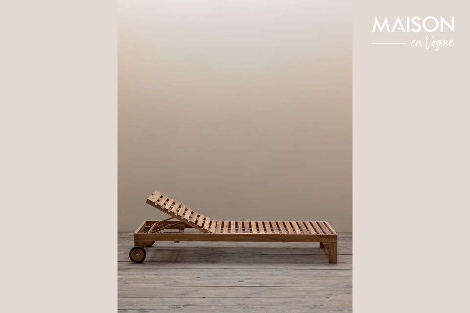 Teak chaise longue, lasting elegance and comfort.