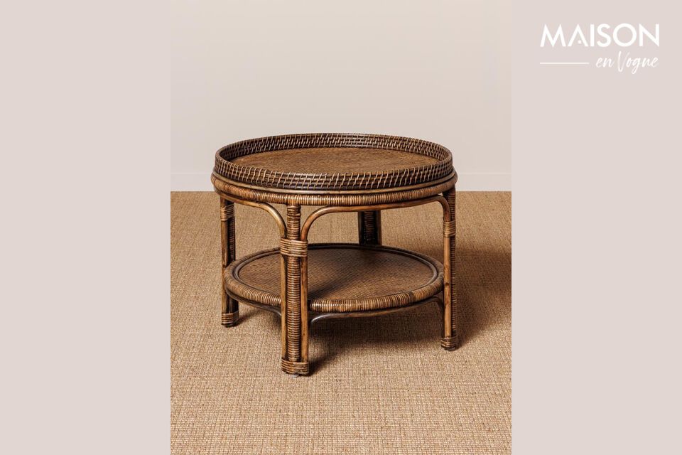 Choose a round coffee table in brown rattan, light and sturdy.