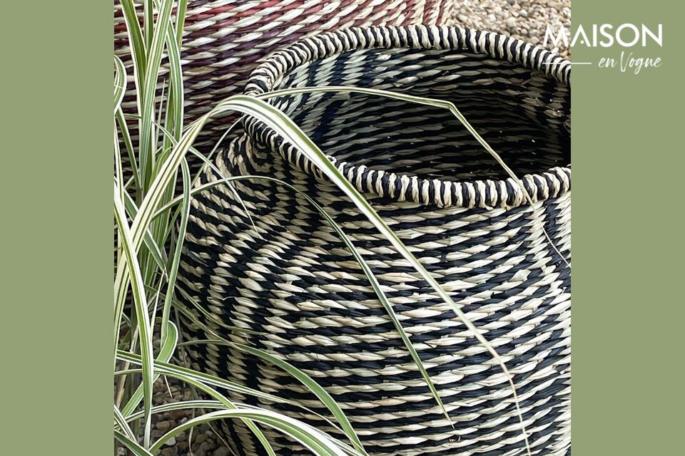 Explore elegant simplicity with the Vilo basket, a perfect blend of functionality and style