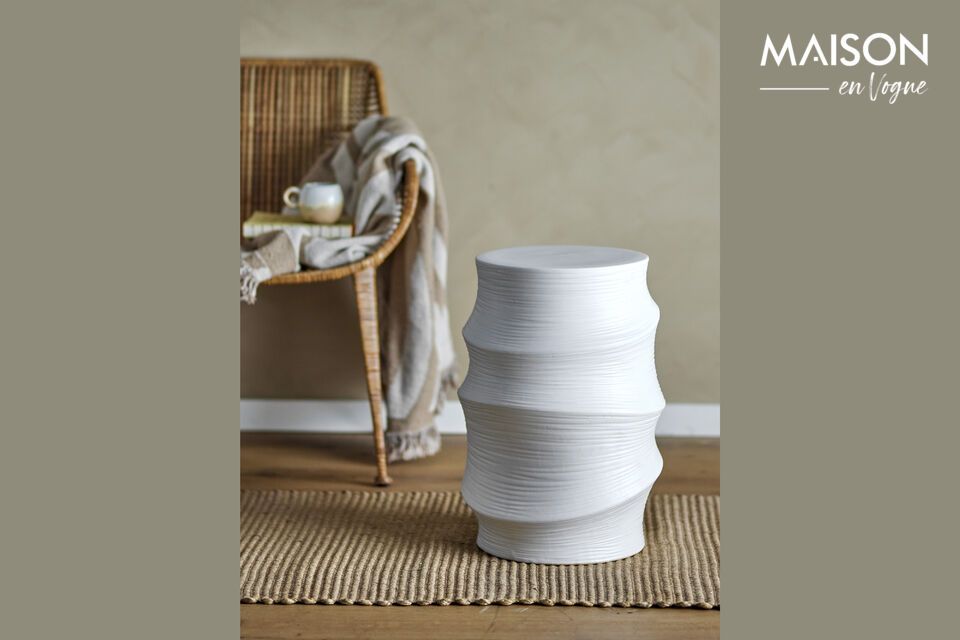 Its stoneware construction gives it strength and durability