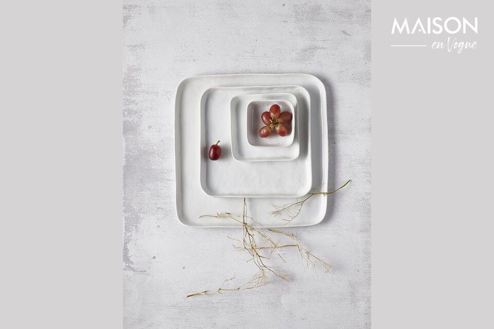 Elegance and functionality with this square dessert plate.