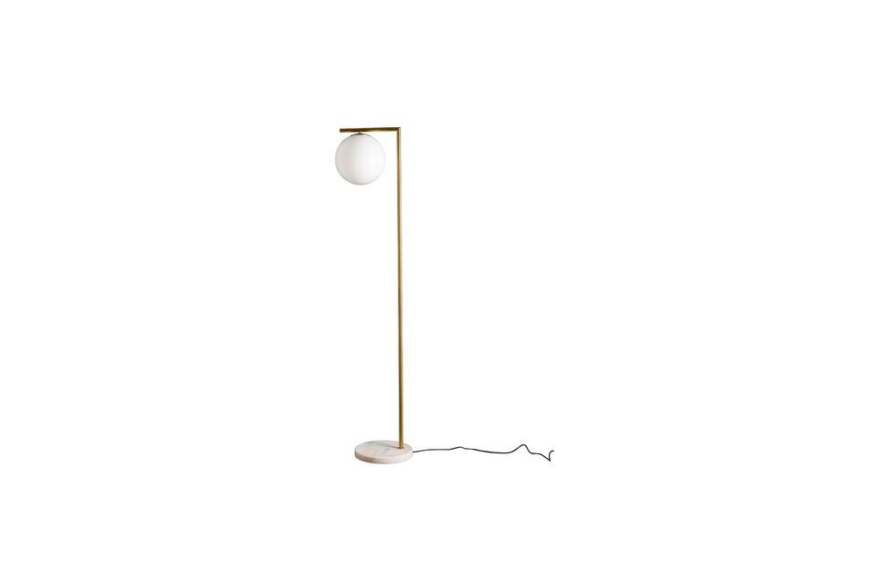 The refined combination of its gold color and authentic marble structure makes this floor lamp more